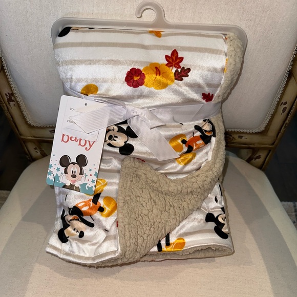 ✨NWT✨ Disney Mickey Mouse Reversible Plush Sherpa Baby Blanket Fall Pumpkins - Picture 2 of 5